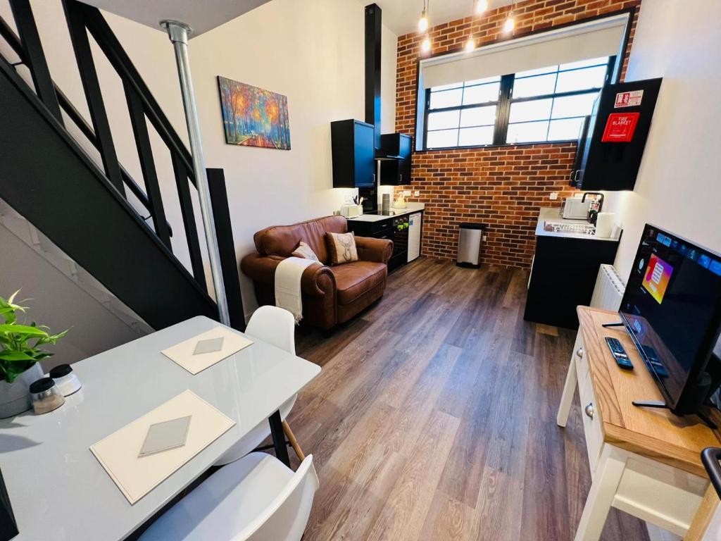 赫里福德Apartment 7 Sullivan House的客厅配有沙发和带电脑的书桌
