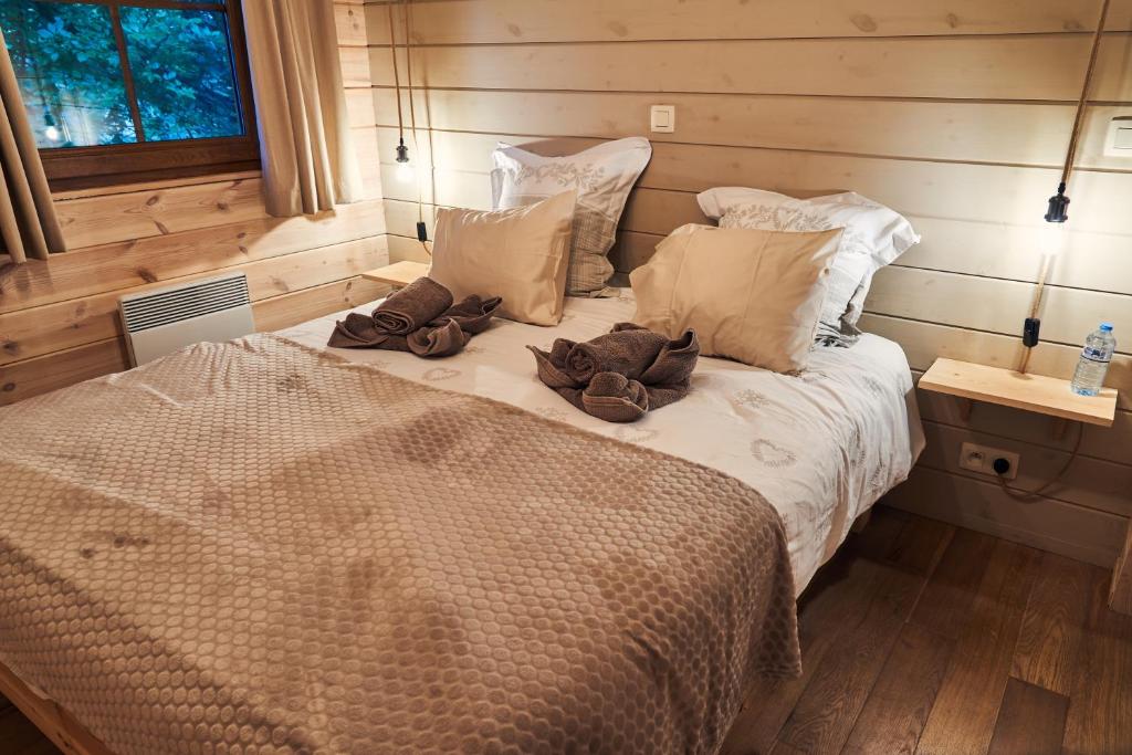 比林根le nid des Mésanges的一间卧室配有一张大床和两个枕头