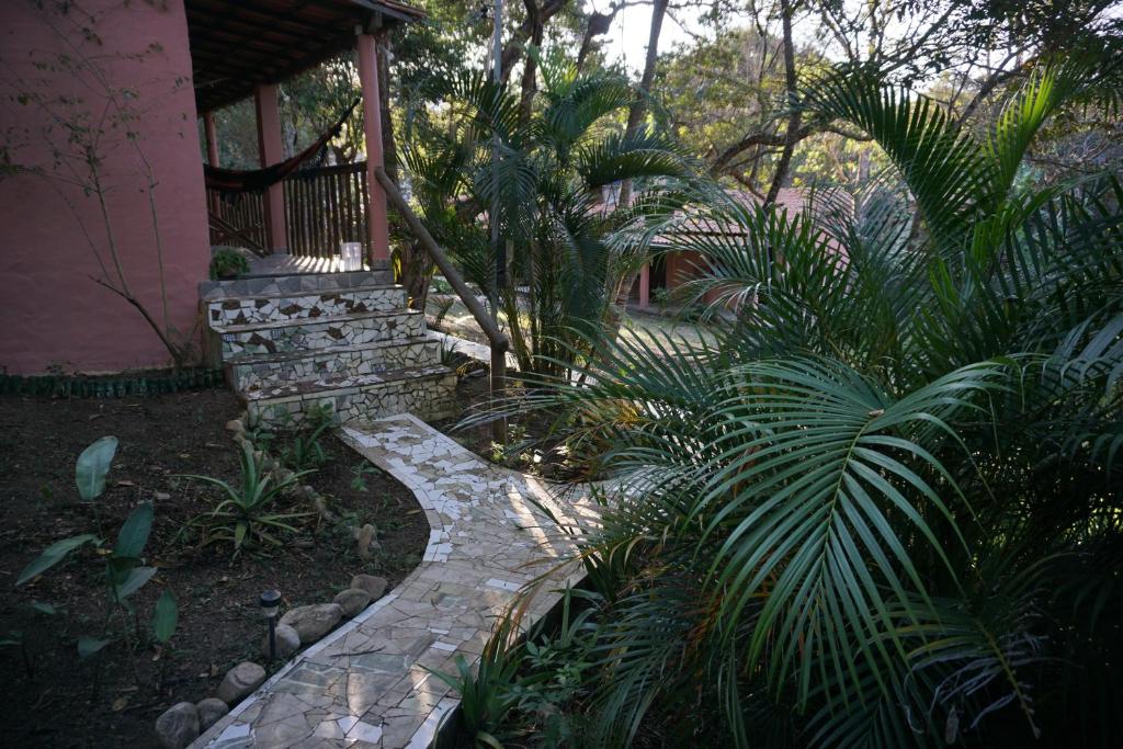 韦尔卡鲍Casa das Irmãs - Só Mulheres - Women Only的一座花园,房子前有一条石头走道