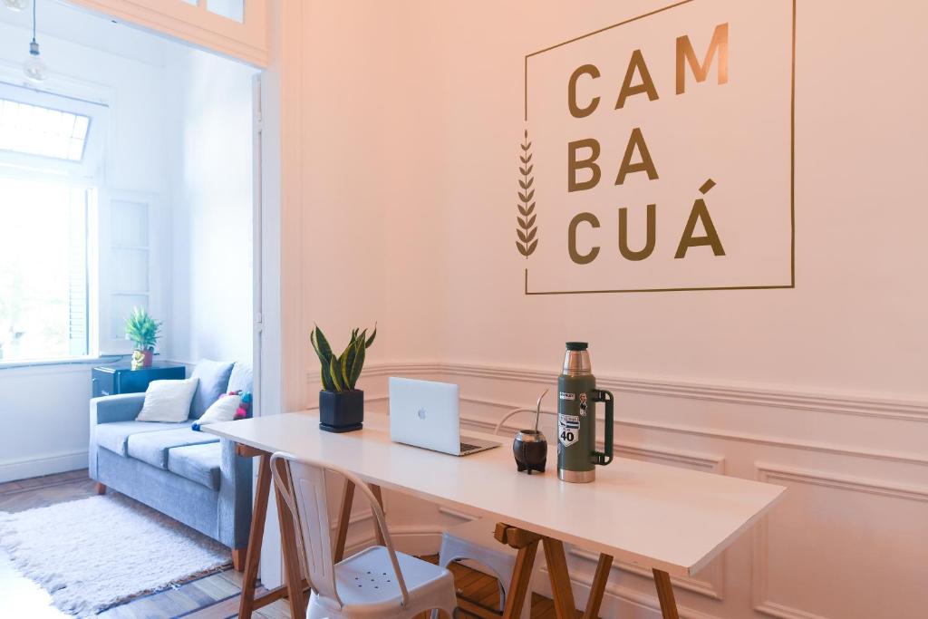 布宜诺斯艾利斯Cambacuá的客厅配有桌子和沙发