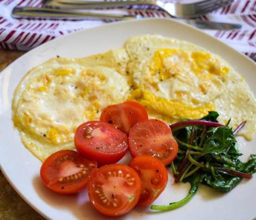 巴特那Riru girlstay的鸡蛋、西红柿和绿的食品