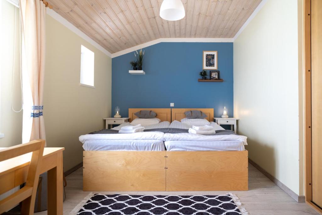 HiiessaareRoograhu guesthouse&resto的一间卧室配有一张蓝色墙壁的床