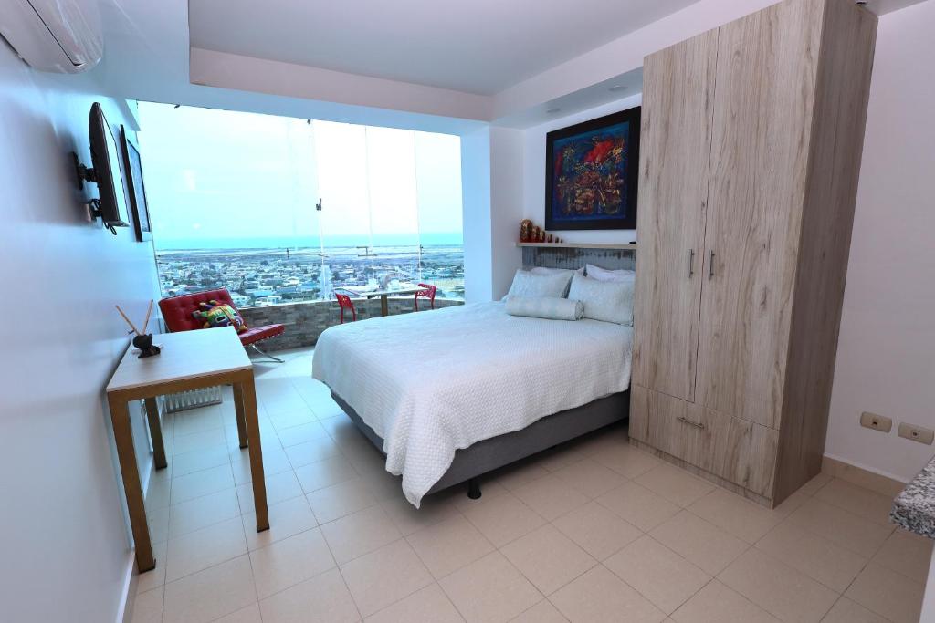 萨利纳斯Mejor que un Hotel的一间卧室设有一张床和一个大窗户