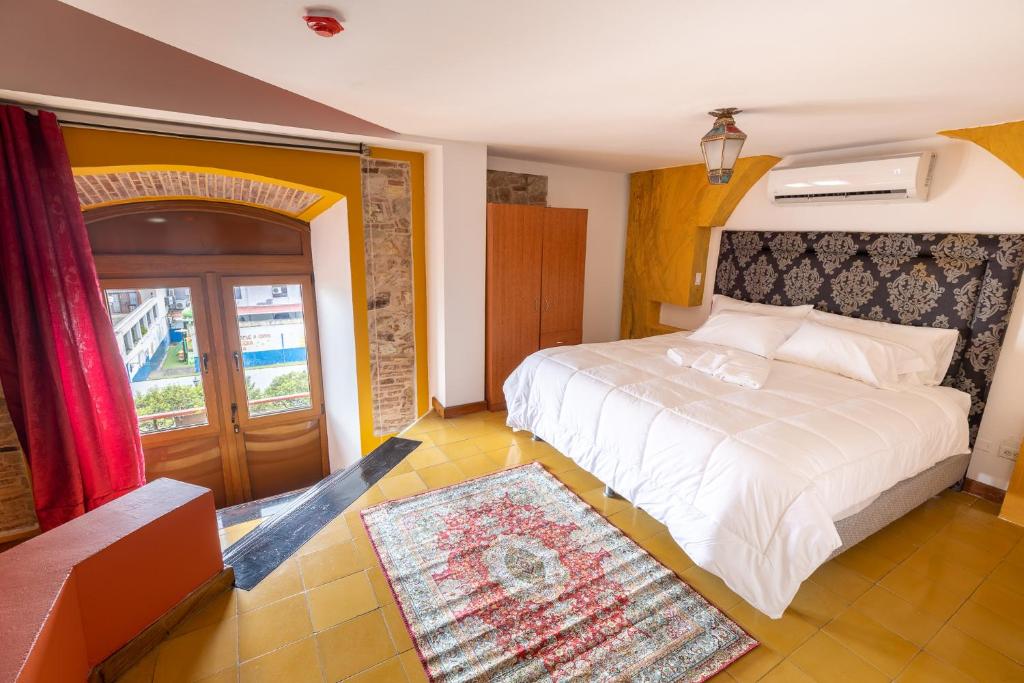 巴拿马城Oasis Hotel的卧室设有一张白色大床和一扇窗户。