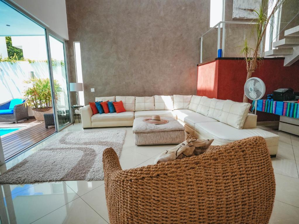 坎昆Spacious Luxury Home的客厅配有白色的沙发和桌子