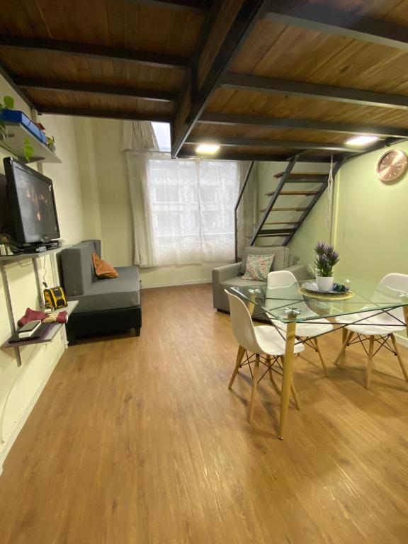 蒙得维的亚Mapar Studio en Montevideo的客厅配有桌子和沙发