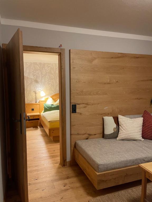 翁肯Heutaler Hof - Hotel im Naturidyll的一间卧室设有两张床和木墙
