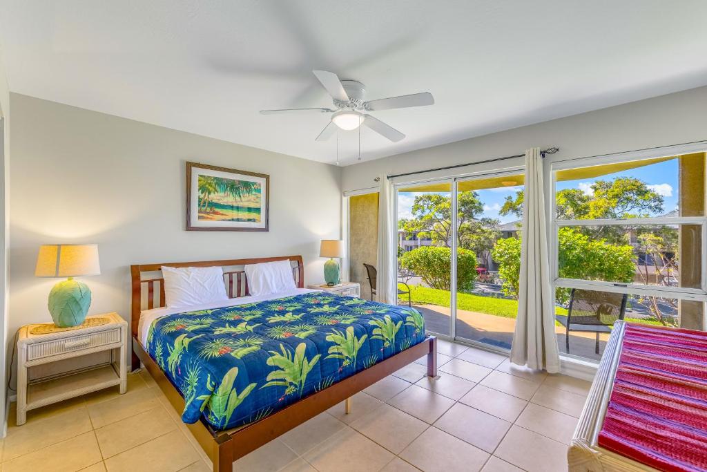 唯客乐渡假村Greens At Waikoloa J101的一间卧室设有一张床和一个窗口