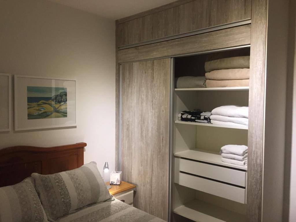 埃斯特角城Apto Península excelente ubicación**的一间卧室配有衣柜、毛巾和一张床