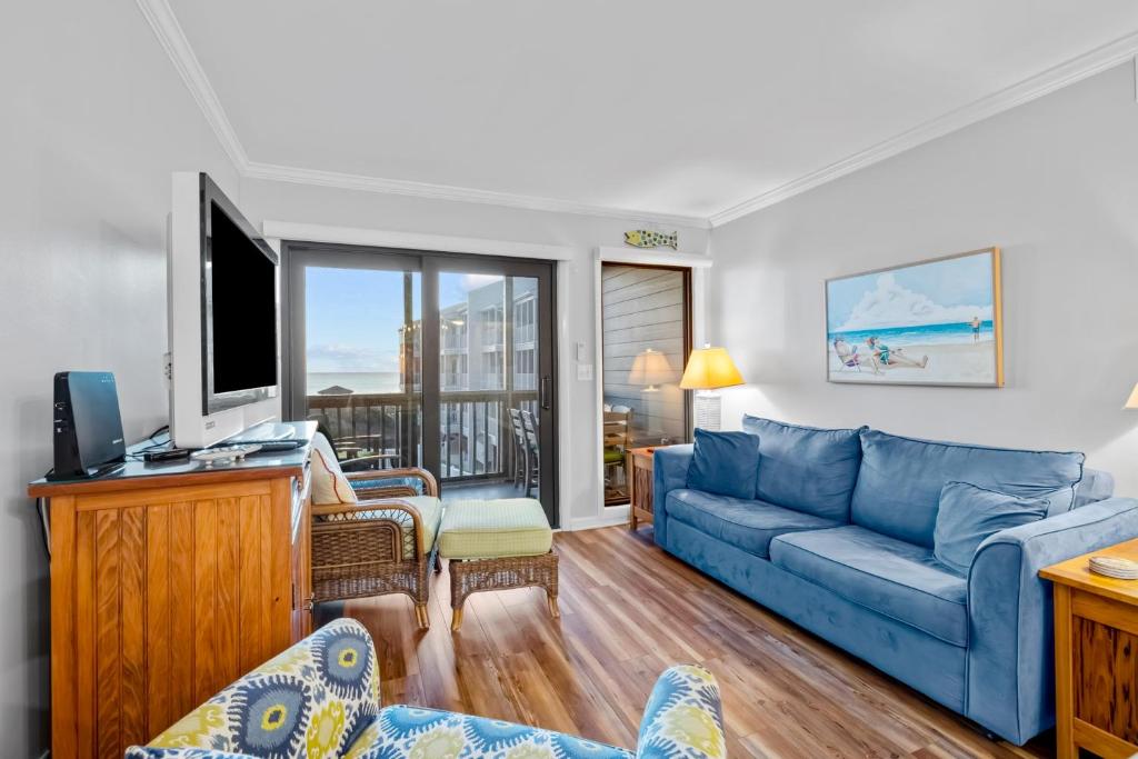 大西洋滩Dunescape Villas 211的客厅配有蓝色的沙发和电视