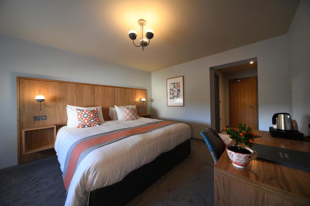 毕晓普奥克兰Park Head Hotel的酒店客房设有一张大床和一张书桌。