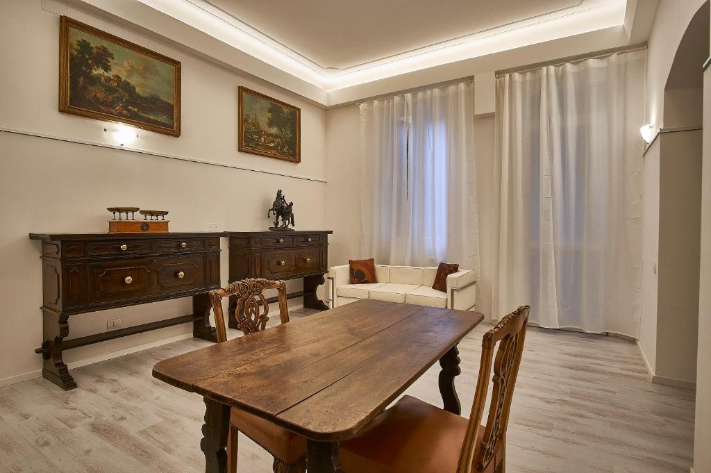 博洛尼亚Cuore di Bologna Suites的客厅配有木桌和沙发