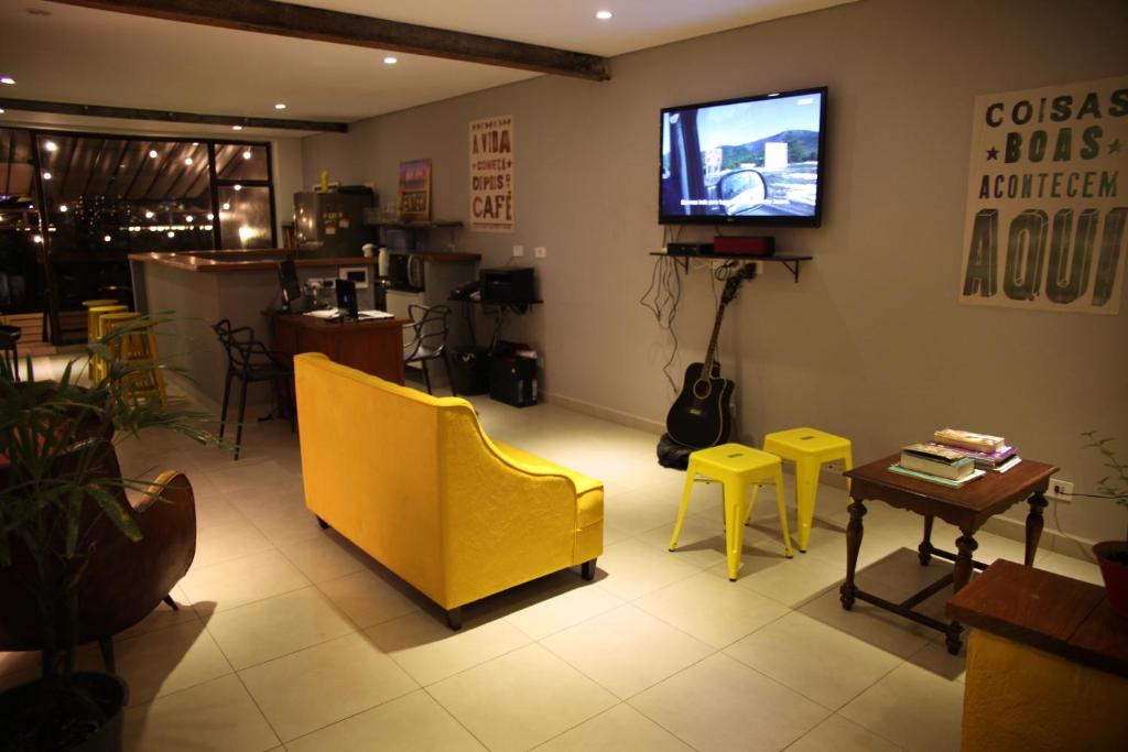 圣保罗Soul Hostel Av Paulista Bela Vista 1的客厅设有黄色沙发和电视