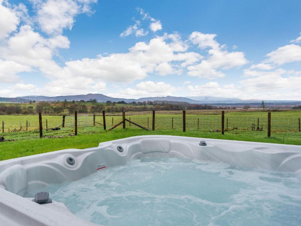 GartmoreGartclach-uk40001的享有田野景致的热水浴池
