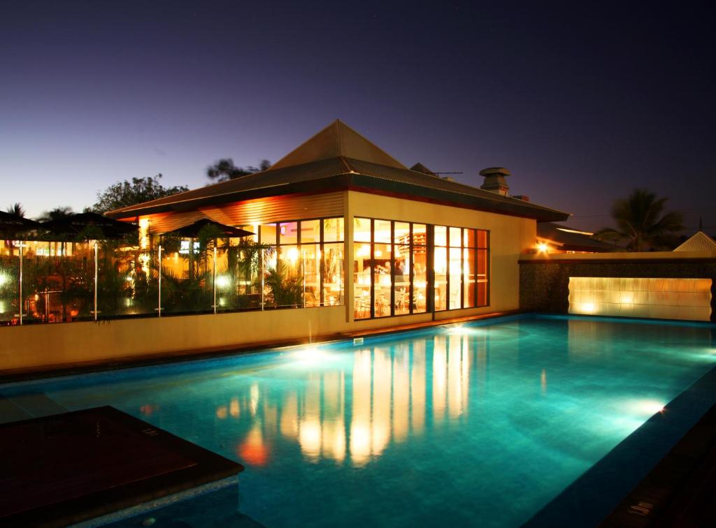 布鲁姆布鲁姆海滩旅舍的夜间在房子前面的游泳池