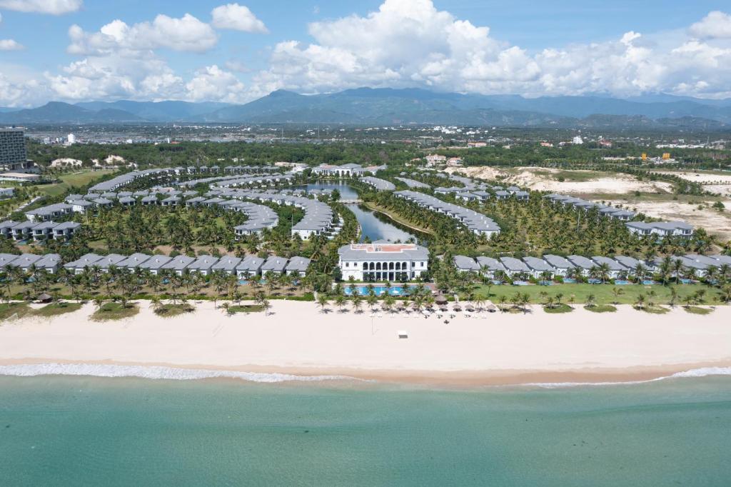 金兰Meliá Vinpearl Cam Ranh Beach Resort的海滩上的度假村的空中景观