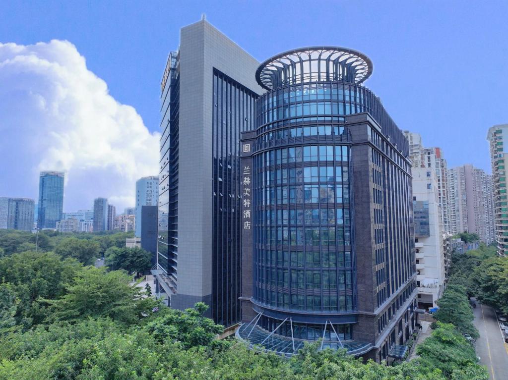 深圳兰赫美特酒店的一座高大的玻璃建筑,城市里螺旋形