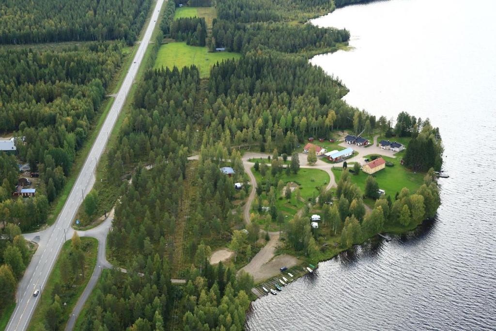 RistijärviRistijärven Pirtti Cottage Village的水面上岛屿的空中景观