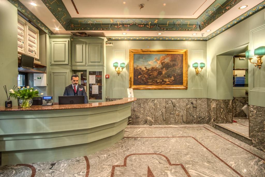 罗马麦迪逊酒店的坐在酒店大堂酒吧的男人