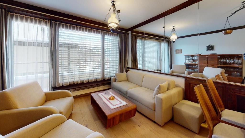 圣莫里茨Au Reduit 201的客厅配有两张沙发和一张桌子