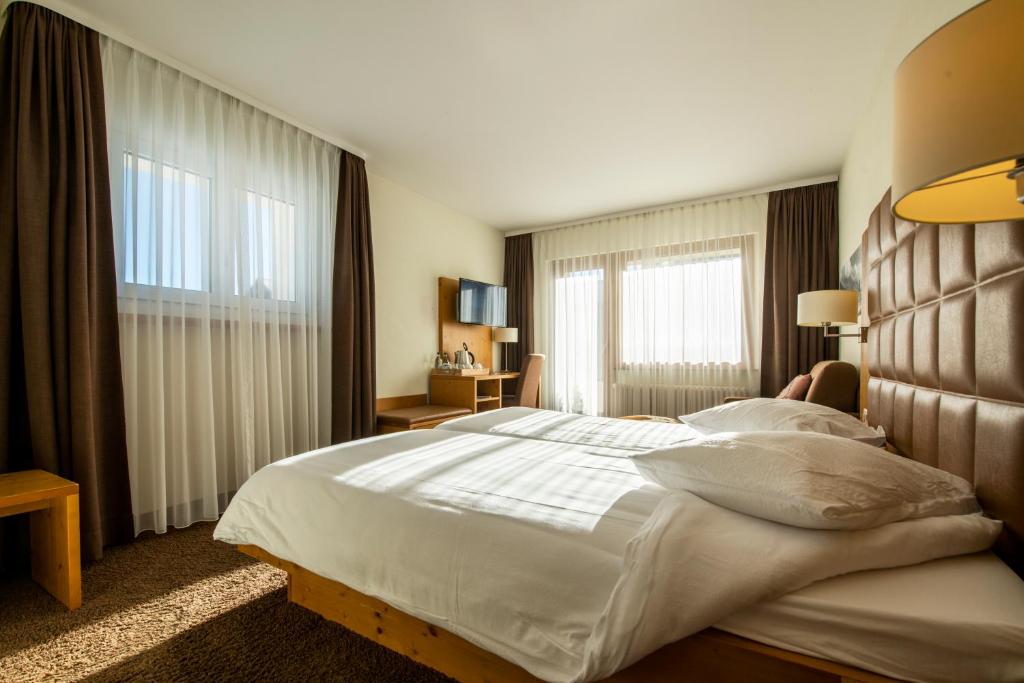 克莱恩 蒙塔纳奥林匹克酒店 - 蒙大拿中心 的躺在旅馆房间床上的人