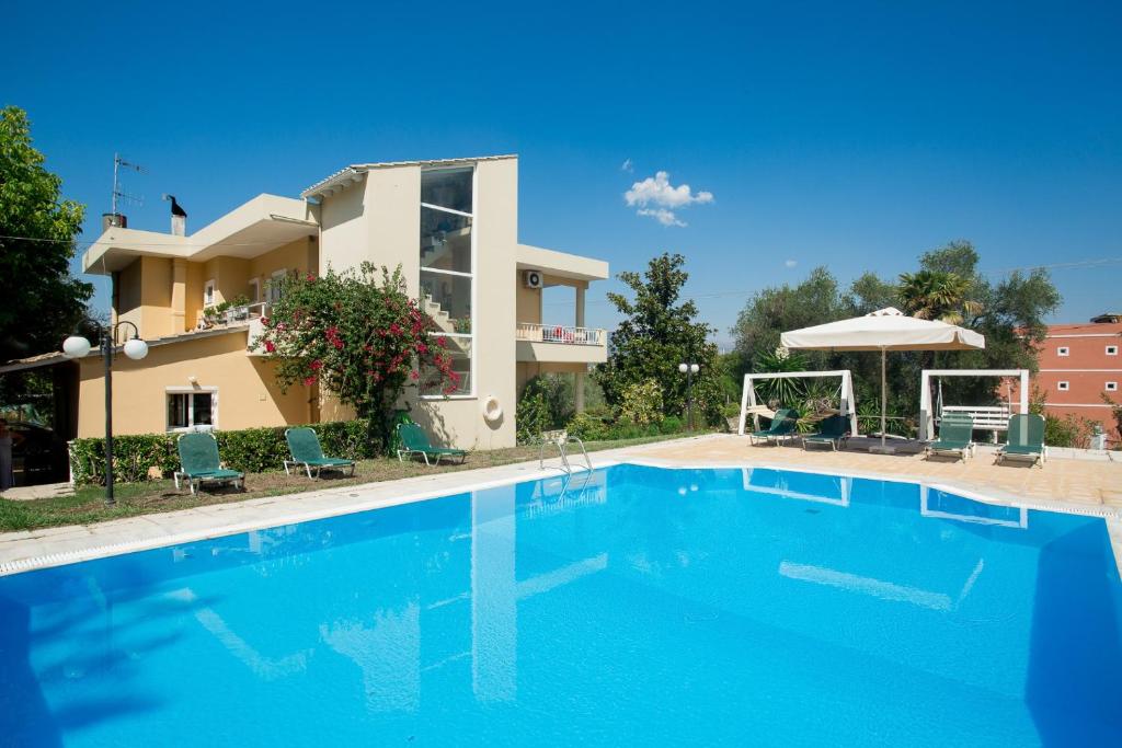 康托卡利Dreamy Apartments Corfu的别墅前设有游泳池