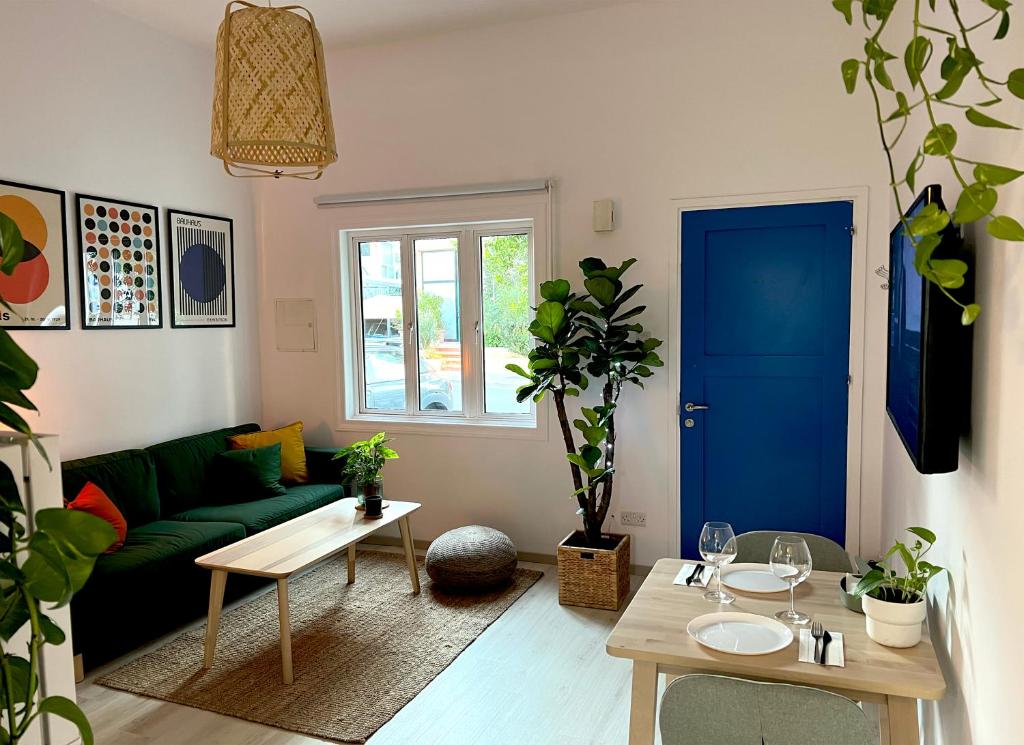 尼科西亚Central Ground Floor Apartment的客厅设有绿色沙发和蓝色门