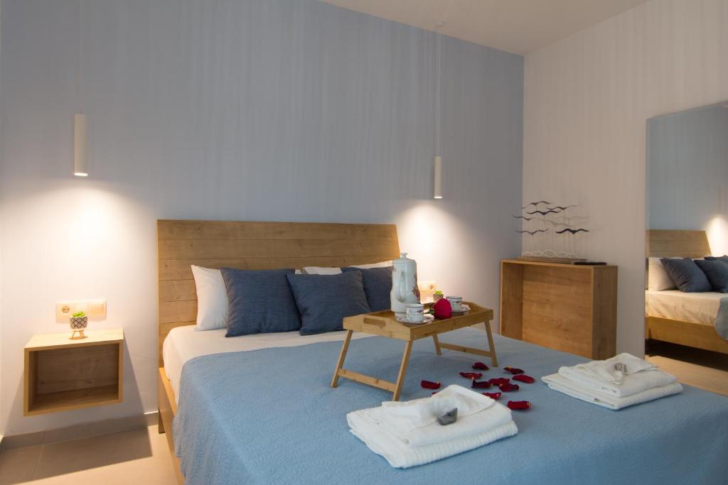 古瓦伊Casa di Prios brand new renovated Villa in Gouves的一间卧室配有蓝色的床和毛巾