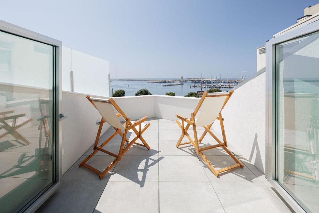 波瓦-迪瓦尔津Lapa 84 - seafront house的海景阳台上的两把椅子