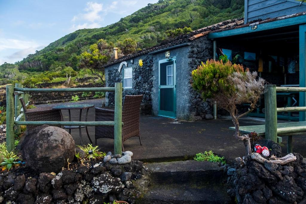 圣罗克杜皮库Casa do Caramba - The Dream House的一座带绿门和山的房屋
