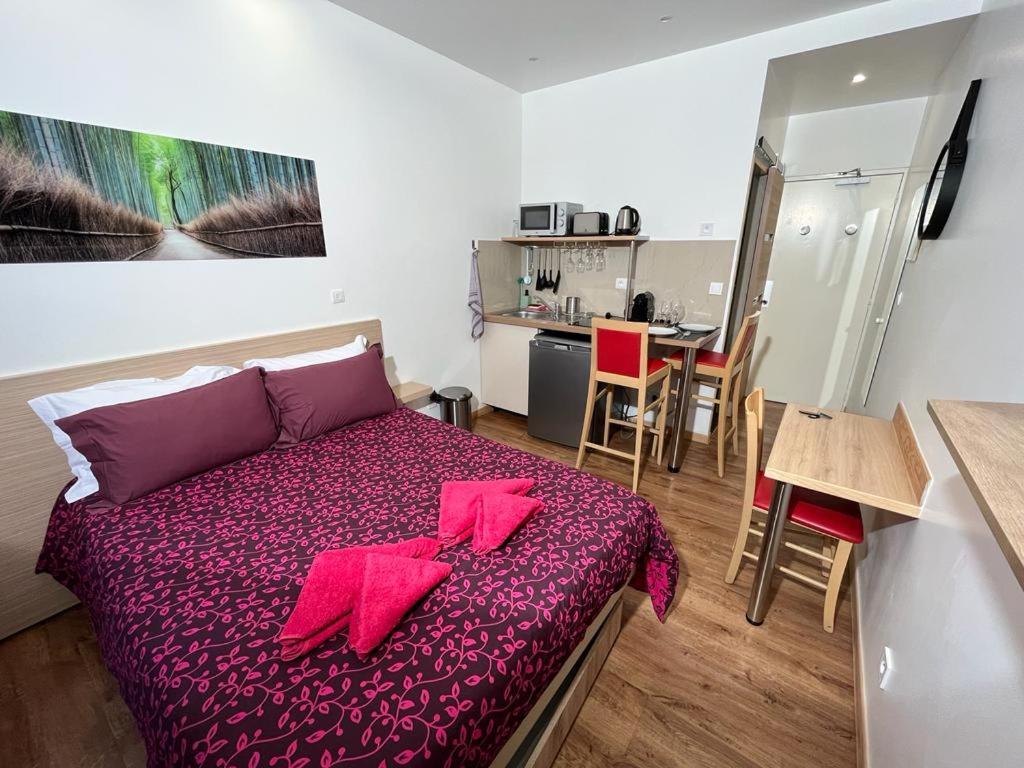 尼斯Residence Akantha的一间卧室,配有一张红色餐巾的床