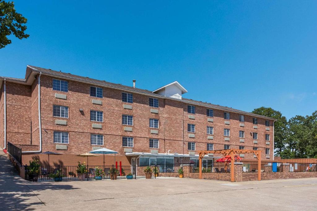 布兰森Rodeway Inn Branson, Brick House的一座大型砖砌建筑,前面有一个庭院