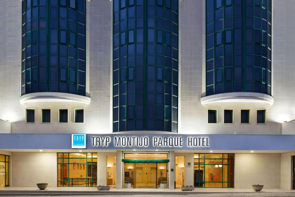 蒙蒂茹TRYP by Wyndham Montijo Parque Hotel的前面有标志的酒店大楼