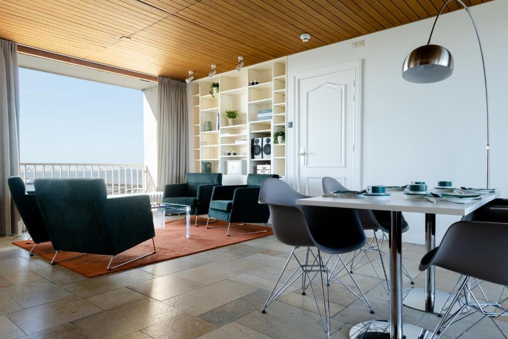 布雷斯肯斯米利阿诺酒店的用餐室配有桌椅和窗户