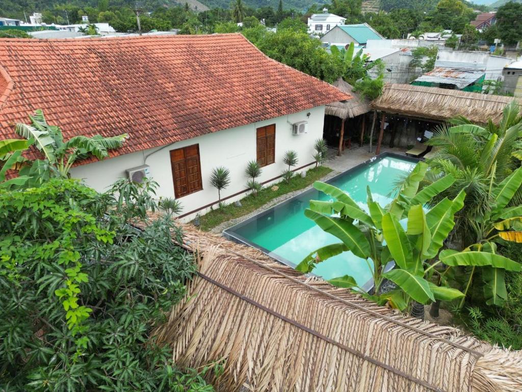 芽庄芽庄班岩别墅的享有带游泳池的房屋的空中景致