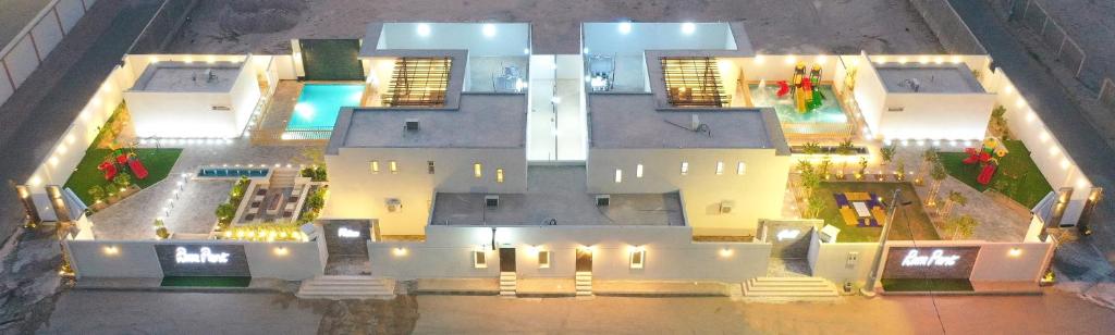 达瓦迪米منتجعات روزا بارك的享有白色大房子的空中美景,配有灯
