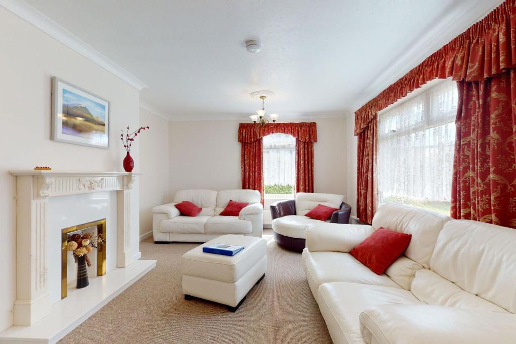 阿贝尔格莱Alberts Retreat的客厅配有白色家具和红色窗帘