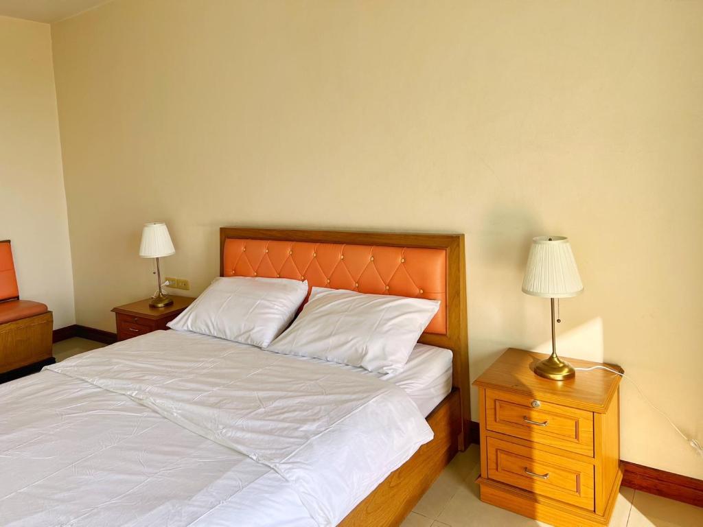 Ban Khlong ThewaTHE POPULAR PLACE的一间卧室配有一张床和两个带灯的床头柜