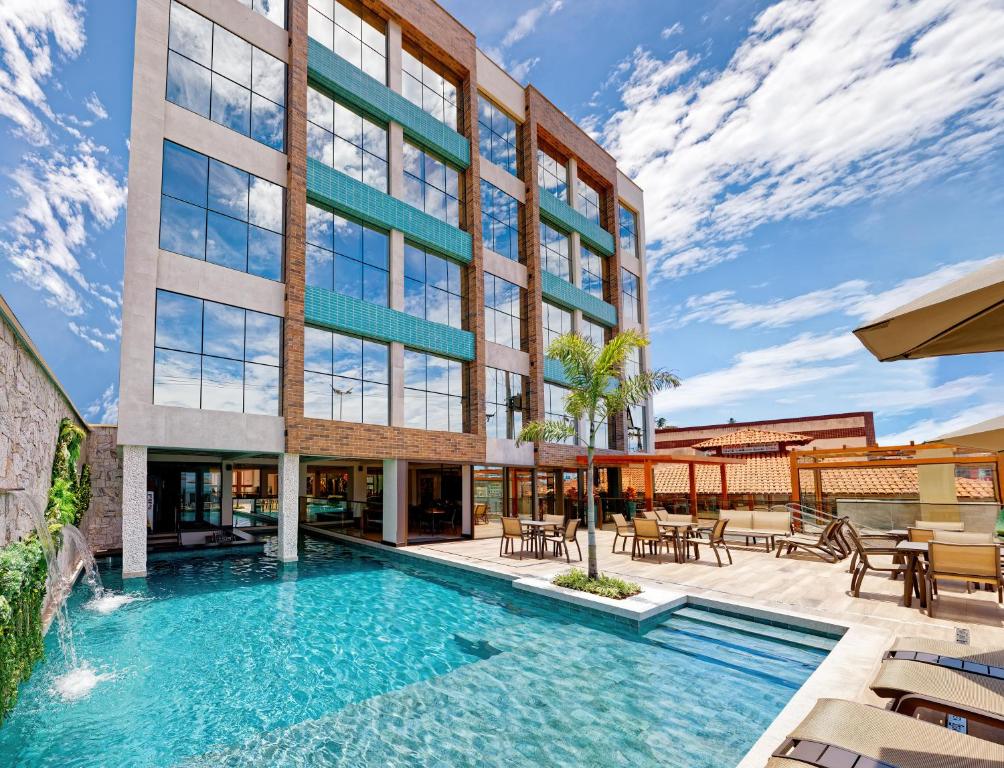 瓜拉派瑞Gaeta Hotel的享有带游泳池的建筑的外部景色