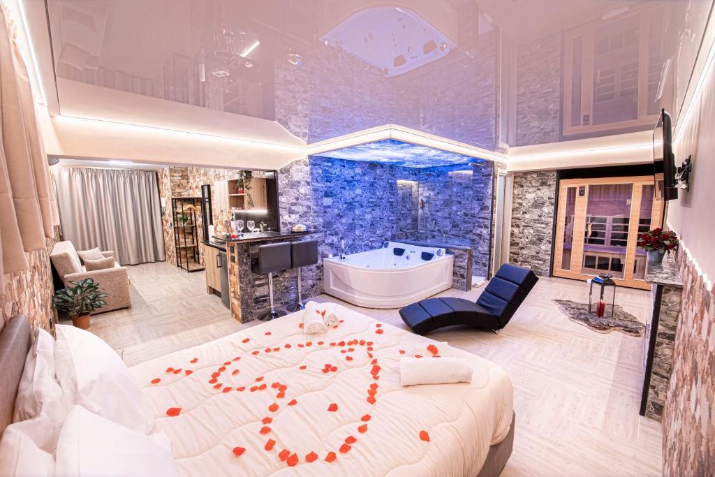 罗马Virtus Prestige - Rooms & Apartments的一间卧室设有一张大床和一个浴缸