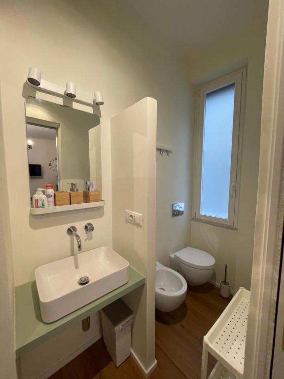 热那亚Palazzo Penco Apartment的一间带水槽和卫生间的浴室