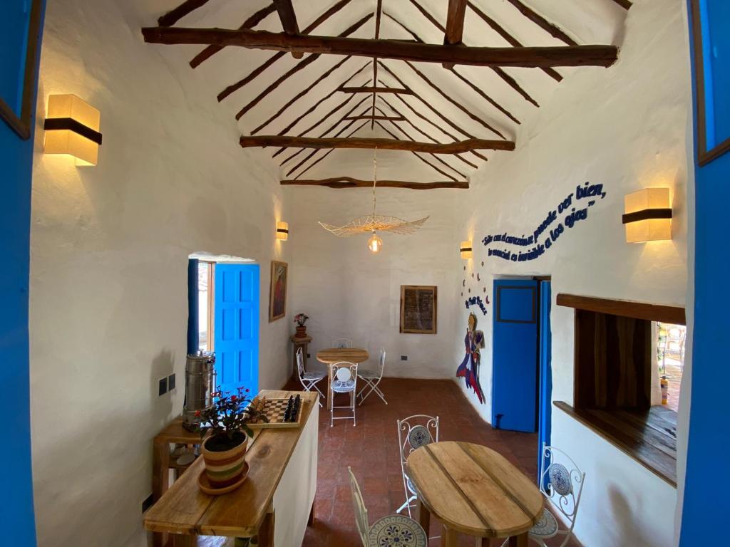 巴里查拉El Principito Hospedaje的客厅配有桌子和蓝色门