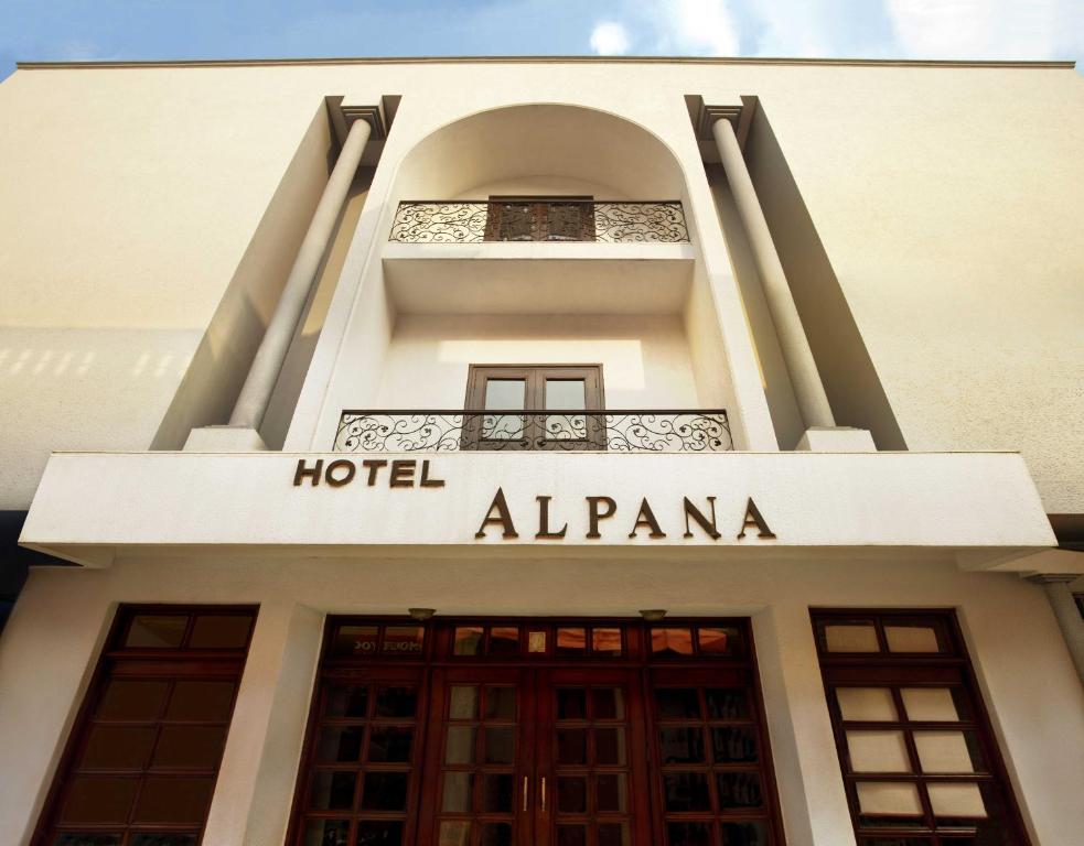 哈里瓦阿尔帕纳酒店的建筑前方的酒店年鉴标志