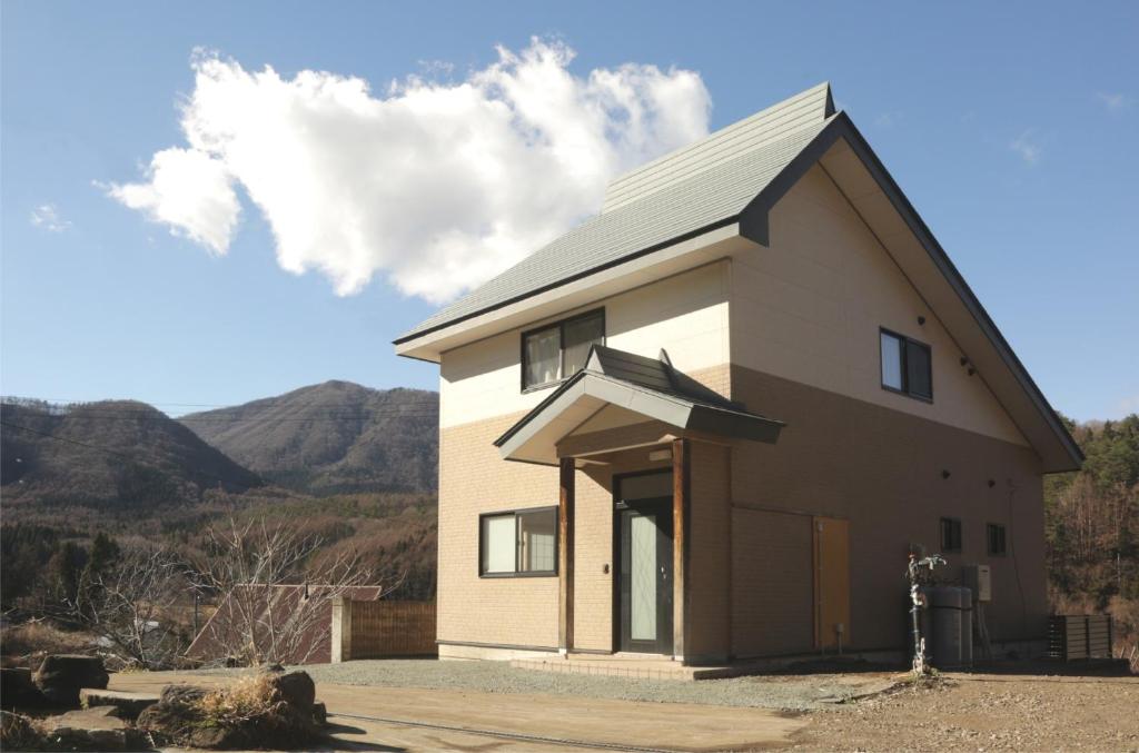 ShimotakaiActive House Ryuo - Vacation STAY 04019v的一座小房子,后面有山