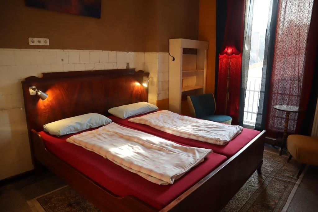 吕贝克schickSAAL*的一间卧室配有一张大床和木制床头板