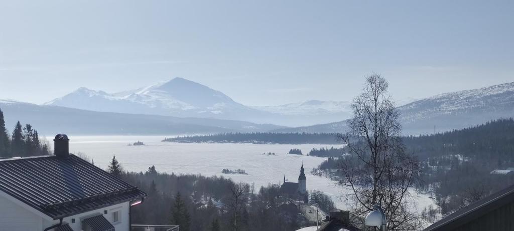 塔那比Tärnaby Ry Vy的享有湖泊、教堂和山脉的美景