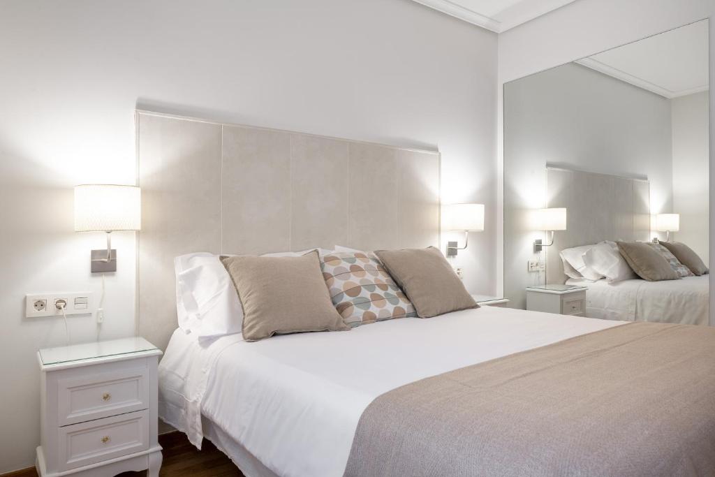 维多利亚-加斯特伊兹Dolce Vita Centro的一间白色卧室,配有两张床和两盏灯。