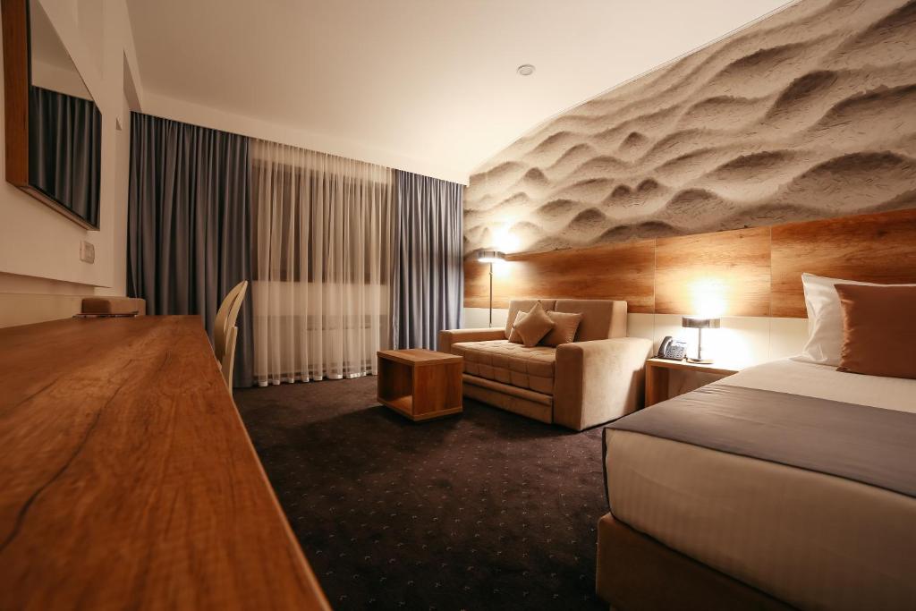 Sveta Nedjelja桑蒂尼酒店 的酒店客房,配有床和沙发