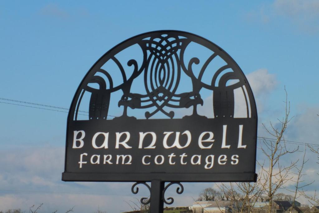 GreyabbeyBarnwell Farm Cottages Corn cottage的农夫墓地的标志