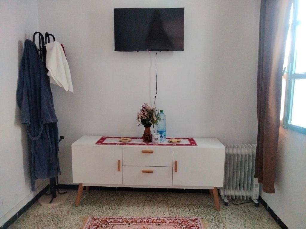 苏塞Dar Hkaïem的白色的橱柜,上面有花瓶